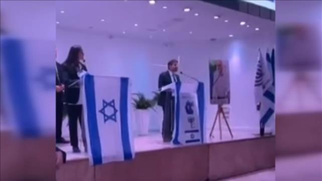 סמוטריץ' נואם עם מפה של ישראל שכוללת את ירדן, מרץ 2023
