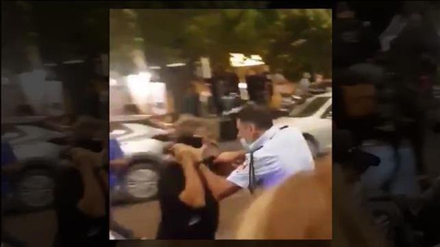 תיעוד סנ"צ ניסו גואטה מכה מפגין באמצעות מכשיר קשר