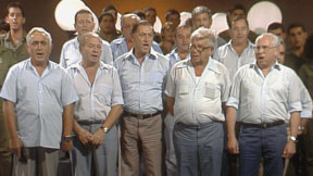 חברי הגרעין הראשון של קיבוץ נחל עוז שרים עם להקת הנח"ל, 1986