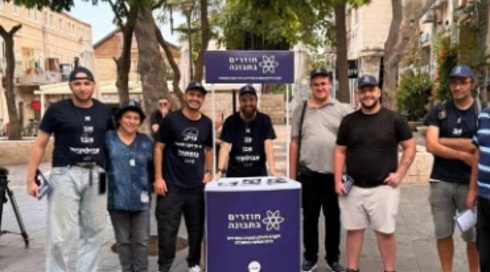המשטרה פינתה דוכן נגד הדתה: "רק לדוכני תפילין יש חופש ביטוי?"