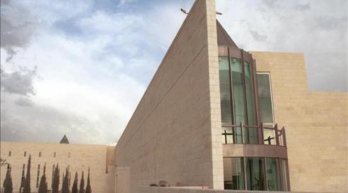 בשל היעדר אישור להעמדה לדין: קוצר עונשו של אב שביצע עבירות מין בבתו