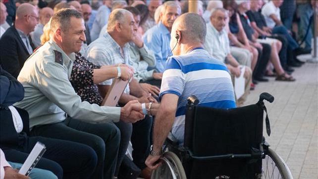 הרמטכל כוכבי לוחץ יד לאיש צד"ל בטקס חניכת אנדרטה לצד"ל במטולה, 4.7.21