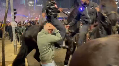מח"ש פתחה בבדיקה בעקבות התיעוד בו נראה פרש מצליף במפגין