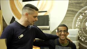 יושבים בבית קפה: העובדים והמנהל - כולם בעלי צרכים מיוחדים