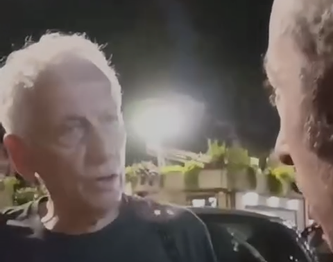 מוני מושונוב מותקף