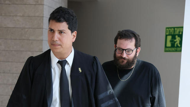 יונתן אוריך עם עו"ד עמית חדד בבית המשפט, מאי 2025