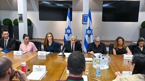 פרסום ראשון: האירוע שקיים לפיד במשרד רה"מ - בניגוד לייעוץ המשפטי