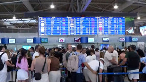 החופשה בסכנה? גל ביטולים בטיסות ליוון - רגע לפני פסח