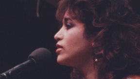 עפרה חזה. 1987