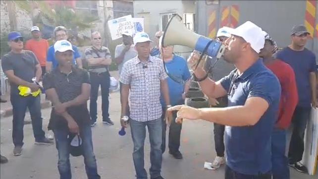 עובדי מפעל חרסה מפגינים נגד פיטוריהם