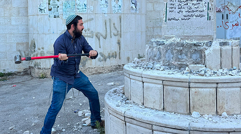 ח"כ צבי סוכות משחית אנדרטה בכפר פלסטיני בשומרון, אוגוסט 2026