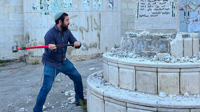 ח"כ צבי סוכות משחית אנדרטה בכפר פלסטיני בשומרון, אוגוסט 2026