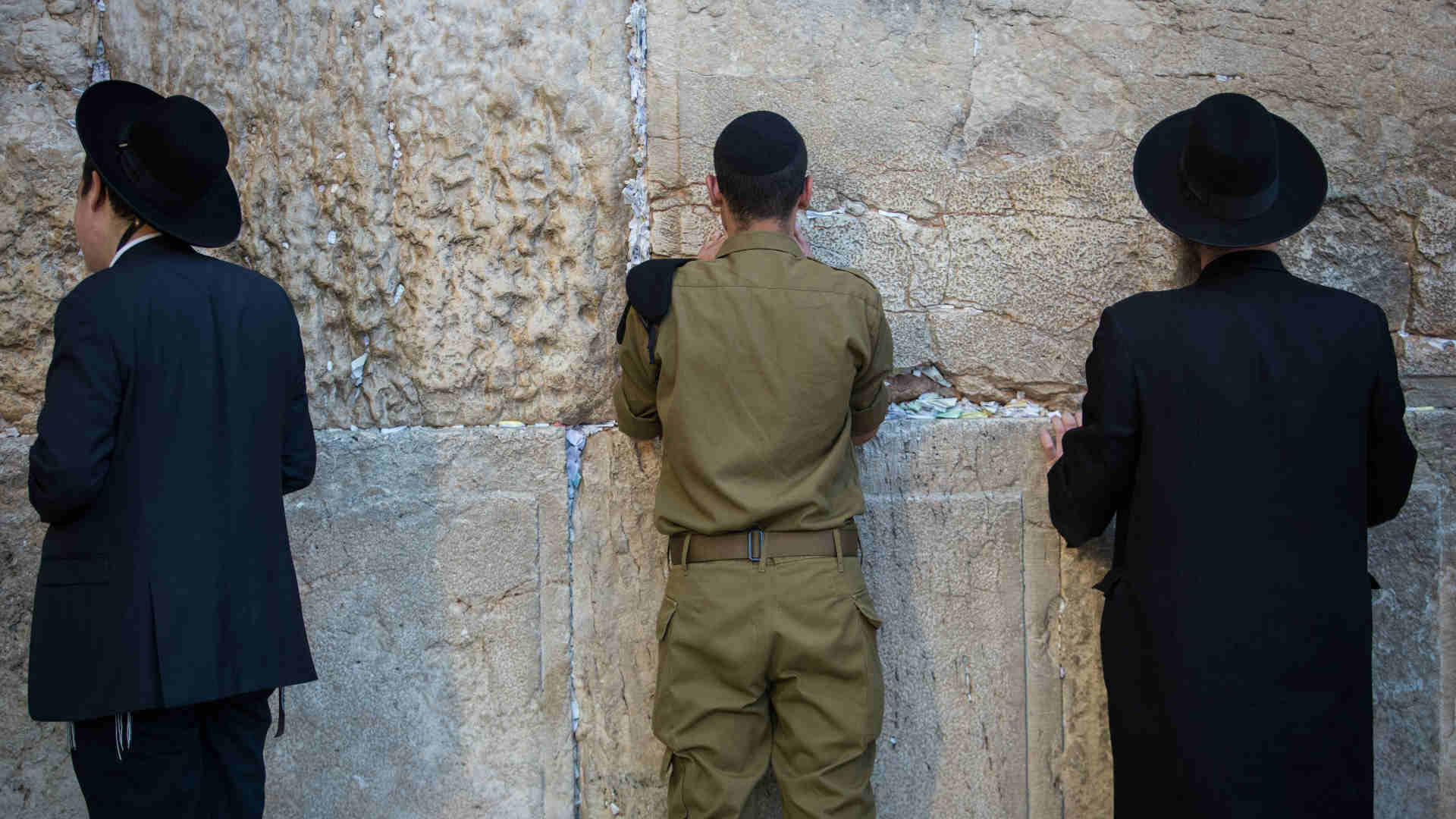 חרדים וחייל בכותל המערבי, בשנה שעברה