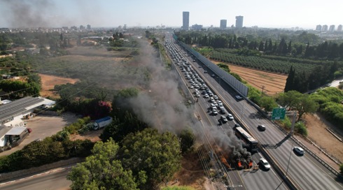 מפגינים חסמו כבישים והבעירו מדורות: "בחירות עכשיו"