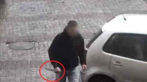 תיעוד: רץ ברחובות העיר העתיקה בסכין שלופה