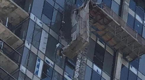 מעלית קרסה באתר בנייה בתל אביב, פועל נהרג
