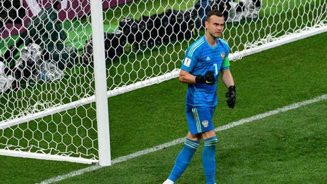 השוער הרוסי אקינפייב במהלך דו קרב הפנדלים