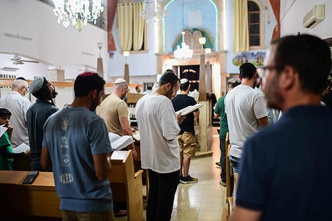 מתפללים בבית כנסת, 12.08.24