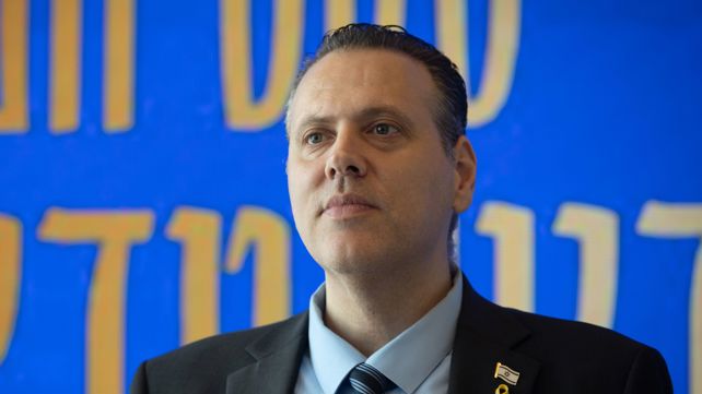 השר מיקי זוהר באצטדיון טדי, בחודש אוגוסט