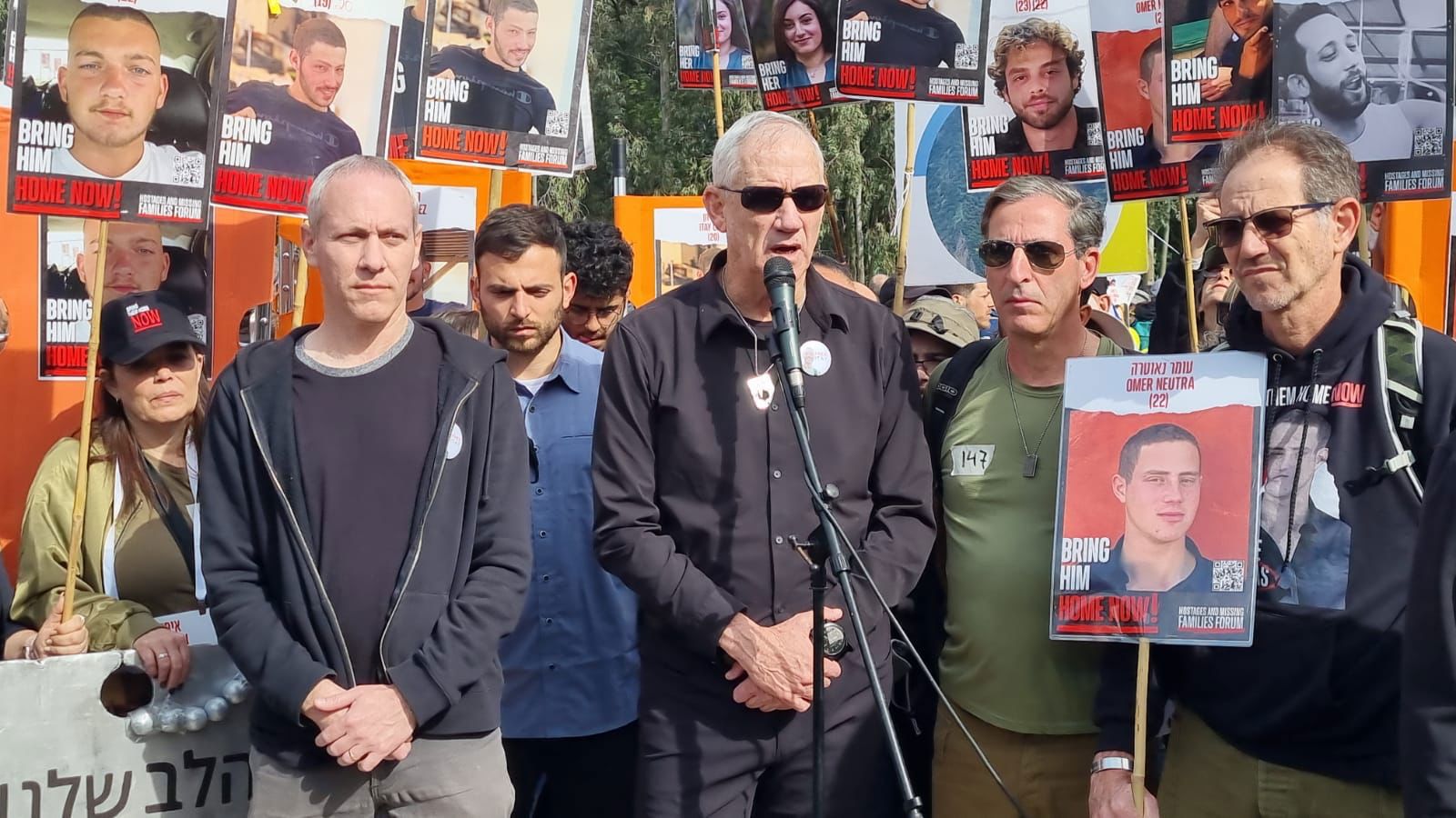 גנץ וטרופר בצעדת משפחות חטופים