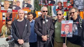 גנץ וטרופר בצעדת משפחות חטופים