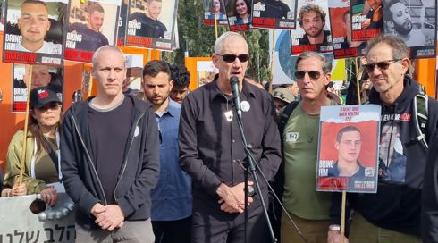 עם גנץ וטרופר: משפחות חטופים צועדות לירושלים