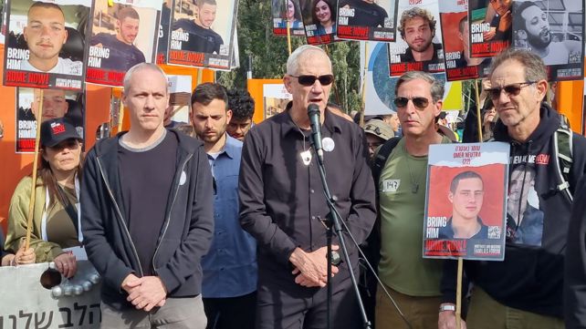 גנץ וטרופר בצעדת משפחות חטופים