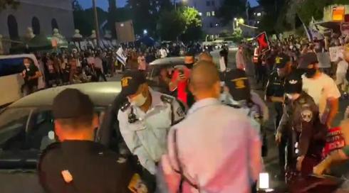מאות הפגינו נגד נתניהו מול מעון רה"מ בירושלים