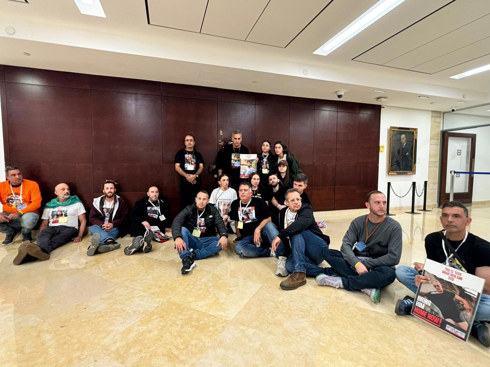 משפחות חטופים מתבצרות בכנסת בקריאה לעסקה בעזה כמו בלבנון