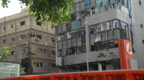 הנפילה ברמת גן: תושבים חוזרים לרגע הפיצוץ, בעלי עסקים אומדים את הנזק