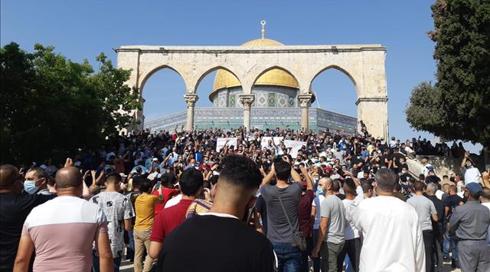 בעקבות פיגוע הטרור בניס: מאות מוסלמים מפגינים בהר הבית, חברון וחאן יונס נגד צרפת והנשיא מקרון