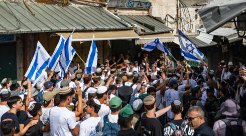 קריאות "לשטח את עזה" במצעד הדגלים; המפכ"ל: "עובר בשקט"