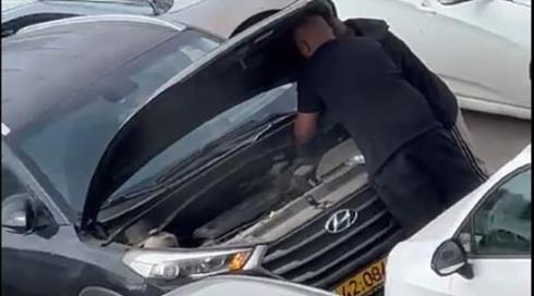 תוך פחות מ-2 דקות: כך נגנב רכב לאור יום בחניון הרכבת בנתניה