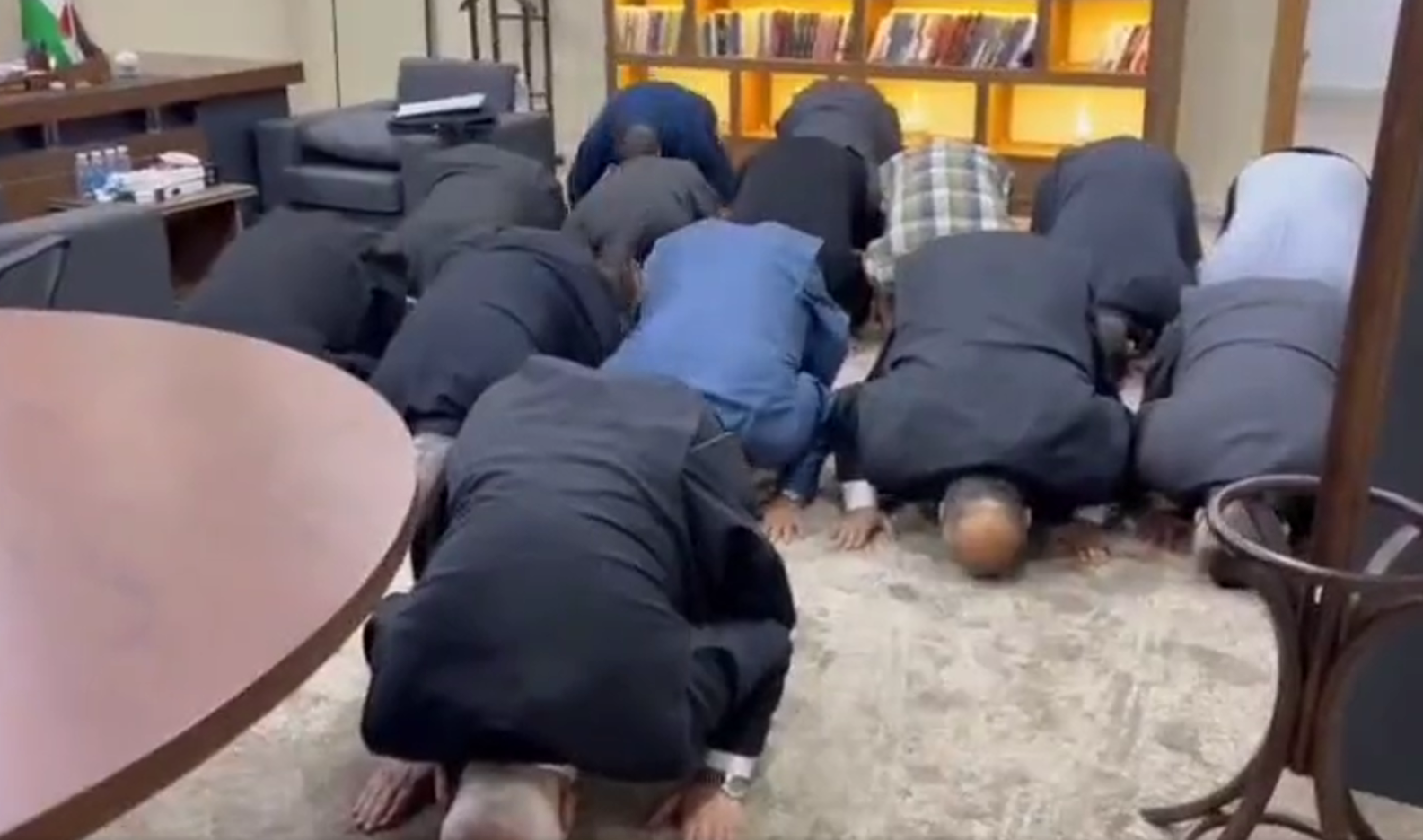 הנהגת חמאס חו"ל בתפילה ב-7 באוקטובר בקטר