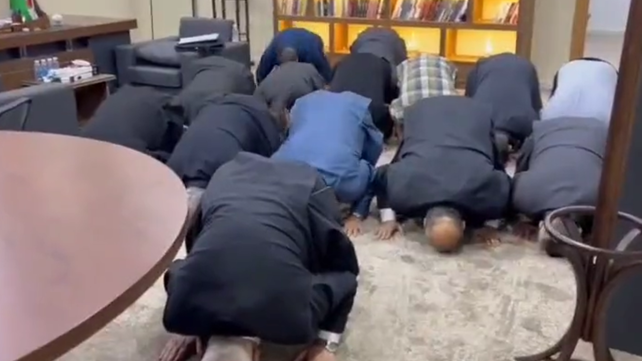 הנהגת חמאס חו"ל בתפילה ב-7 באוקטובר בקטר
