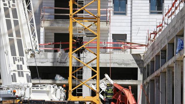 אנשי הצלה באתר קריסת המנוף ביבנה בו נהרגו 4 פועלים, מאי 2019