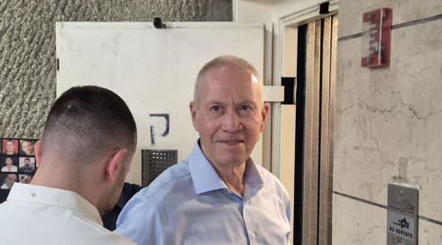 יואב גלנט, שר הביטחון לשעבר, הגיע היום (שני) לבית הדין של מפלגת הליכוד כדי להשיב לעתירה שמבקשת להדיח אותו מהמפלגה.