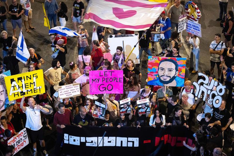 מפגינים למען השבת החטופים מעזה מחוץ לקריה בתל אביב, יולי 2025