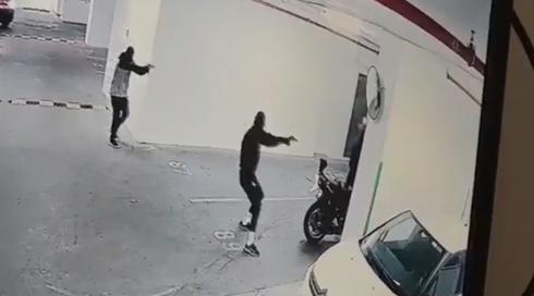 ירי מטווח קרוב ורכב המילוט: תיעוד רצח הצעיר ברמת גן