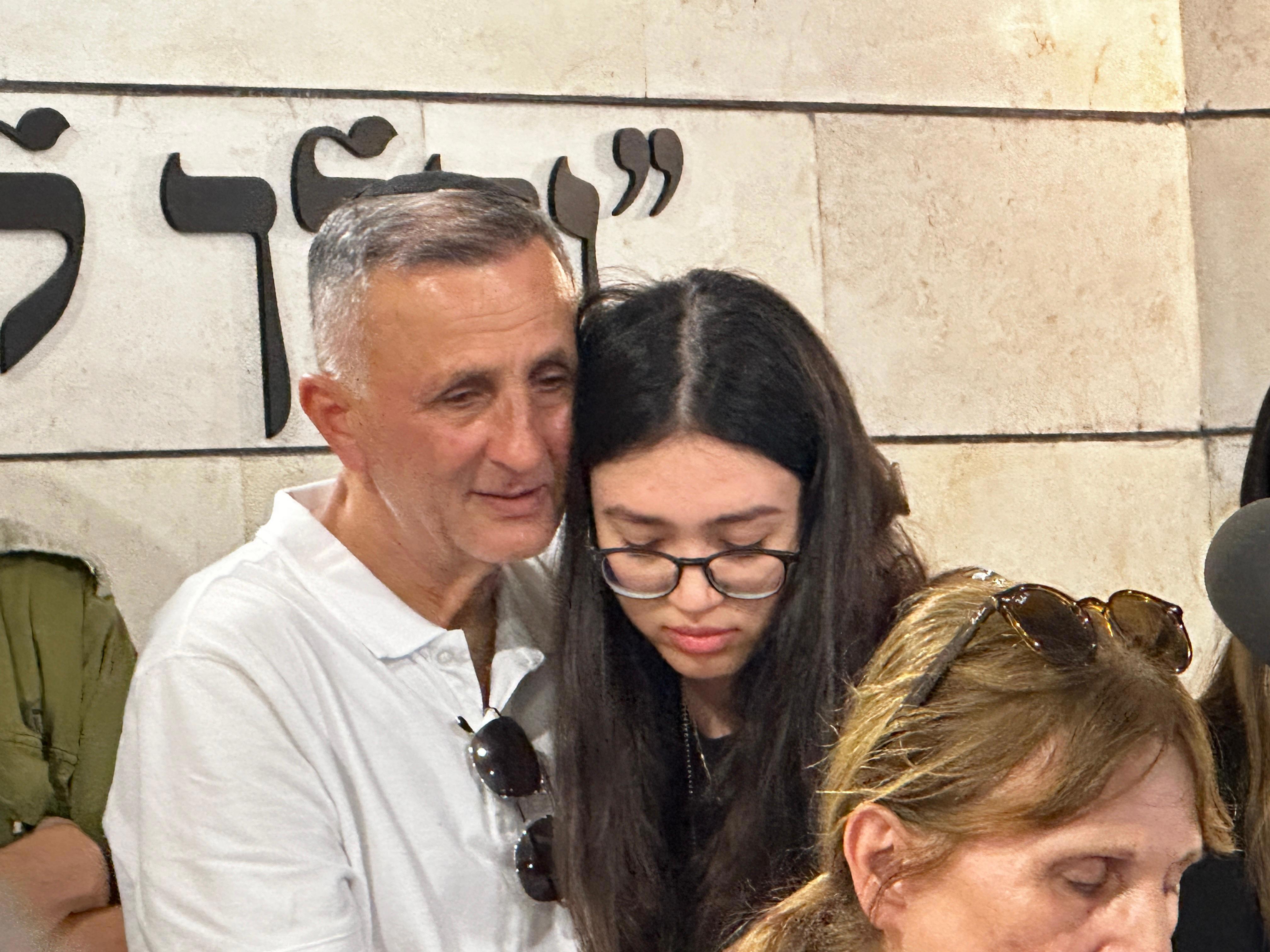 נועה ארגמני בהלוויית אמה ליאורה ארגמני