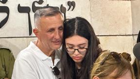 נועה ארגמני בהלוויית אמה ליאורה ארגמני