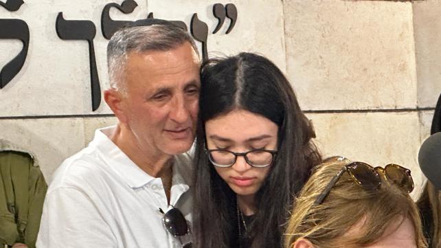 נועה ארגמני בהלוויית אמה ליאורה ארגמני