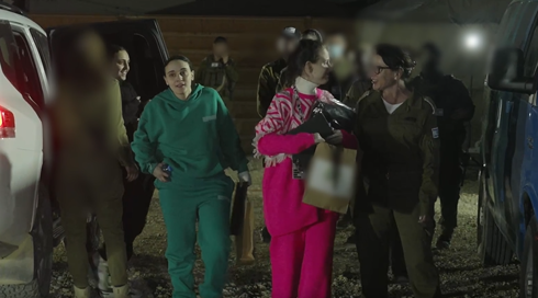 בתוך שקית המתנות של חמאס: תמונות מהשבי ותעודת הוקרה