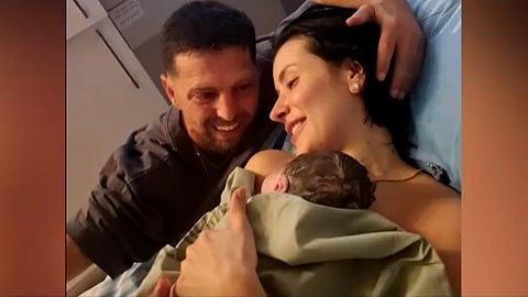 ניצחון אמיתי: פחות משנה אחרי שחזר מהשבי - אלקנה בוחבוט ואשתו הביאו לעולם בת