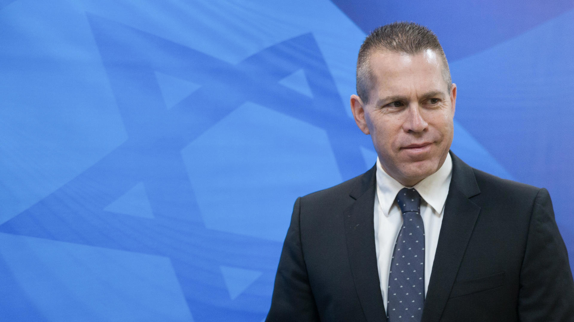 גלעד ארדן בכניסה לישיבת ממשלה