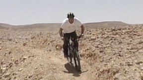 איש רוכב על אופניים בשביל ישראל. 2010