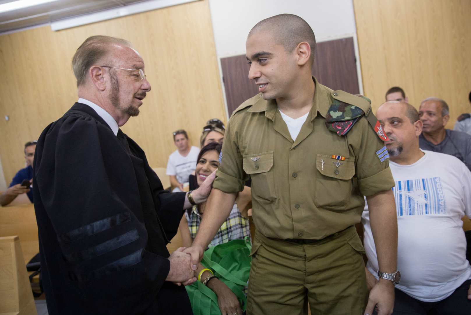 שפטל עם אזריה בבית המשפט