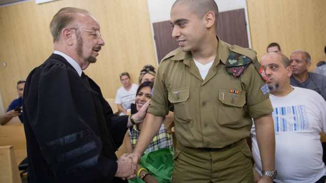שפטל עם אזריה בבית המשפט