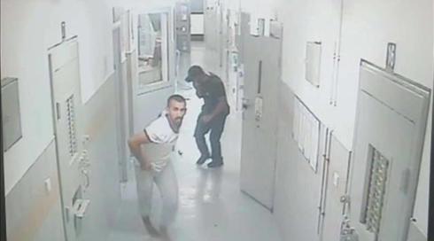 "הוא היה במצוקה": עצור תקף שוטר וסוהרים - וטען שהוא הקורבן | תיעוד