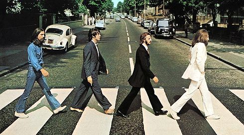צפו: כוכבי הסרט על "הביטלס" שחזרו את צילומי Abbey Road